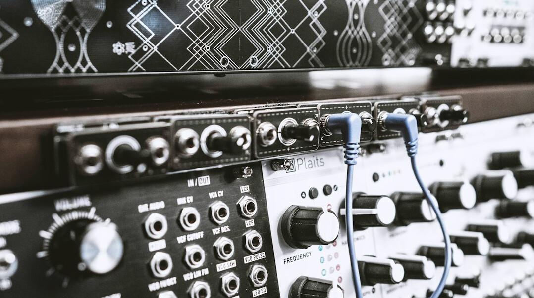 Équipe de formateurs techniques audiovisuels dans un studio